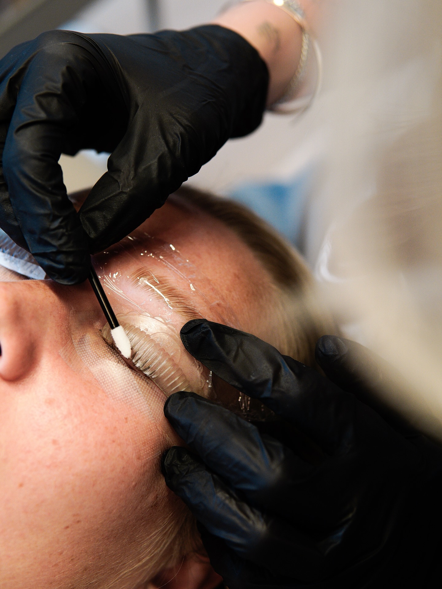 Met handschoenen worden de shields voor een lashlift geplaatst