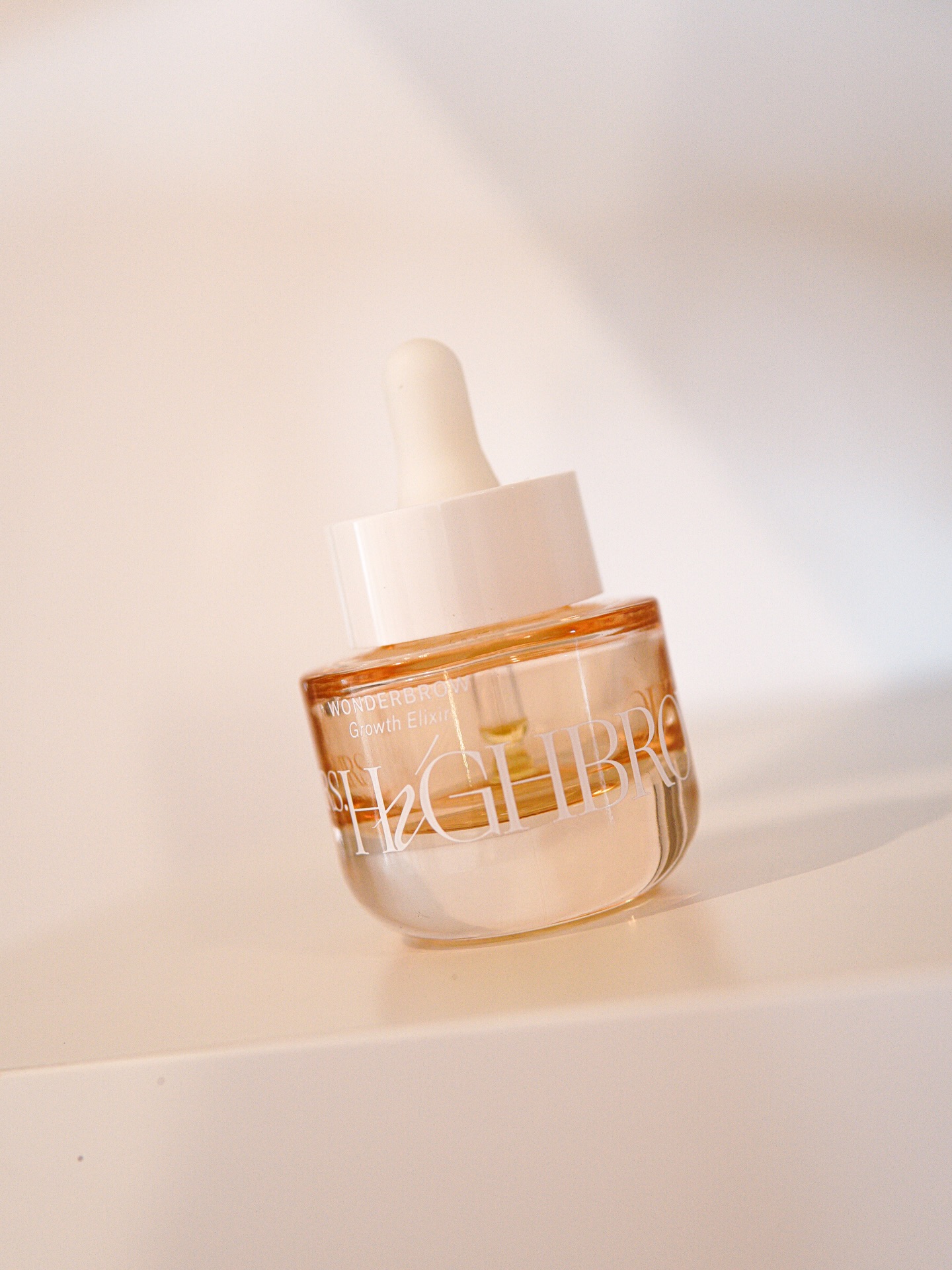 Flesje WonderBrow Growth Elixir op een lichte ondergrond