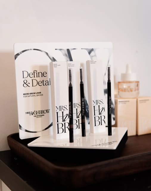 Browproducten van Mrs. Highbrow op een display in de studio